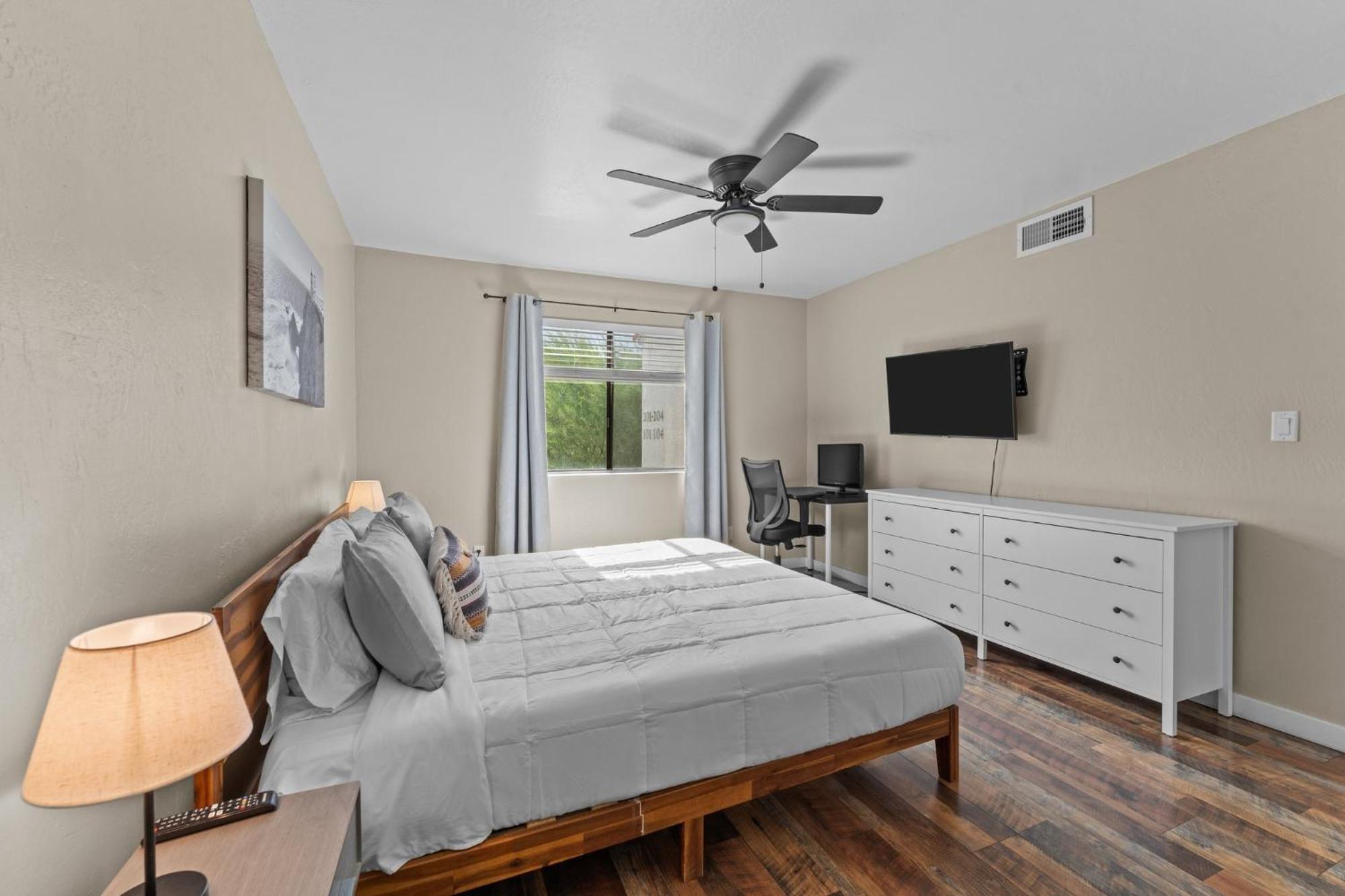 Snug 2br W Pool, Patio, Wd Near Old Town *