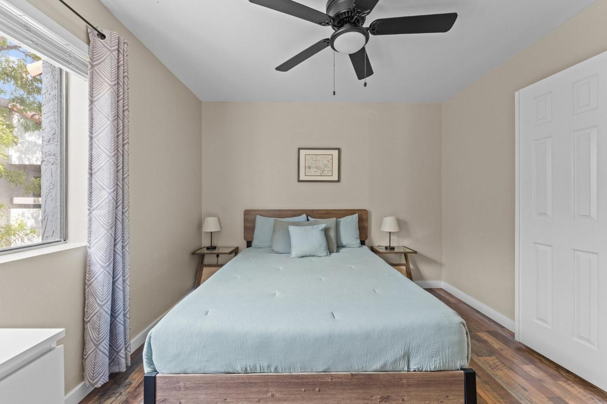 Holiday home Snug 2br W Pool, Patio, Wd Near Old Town *