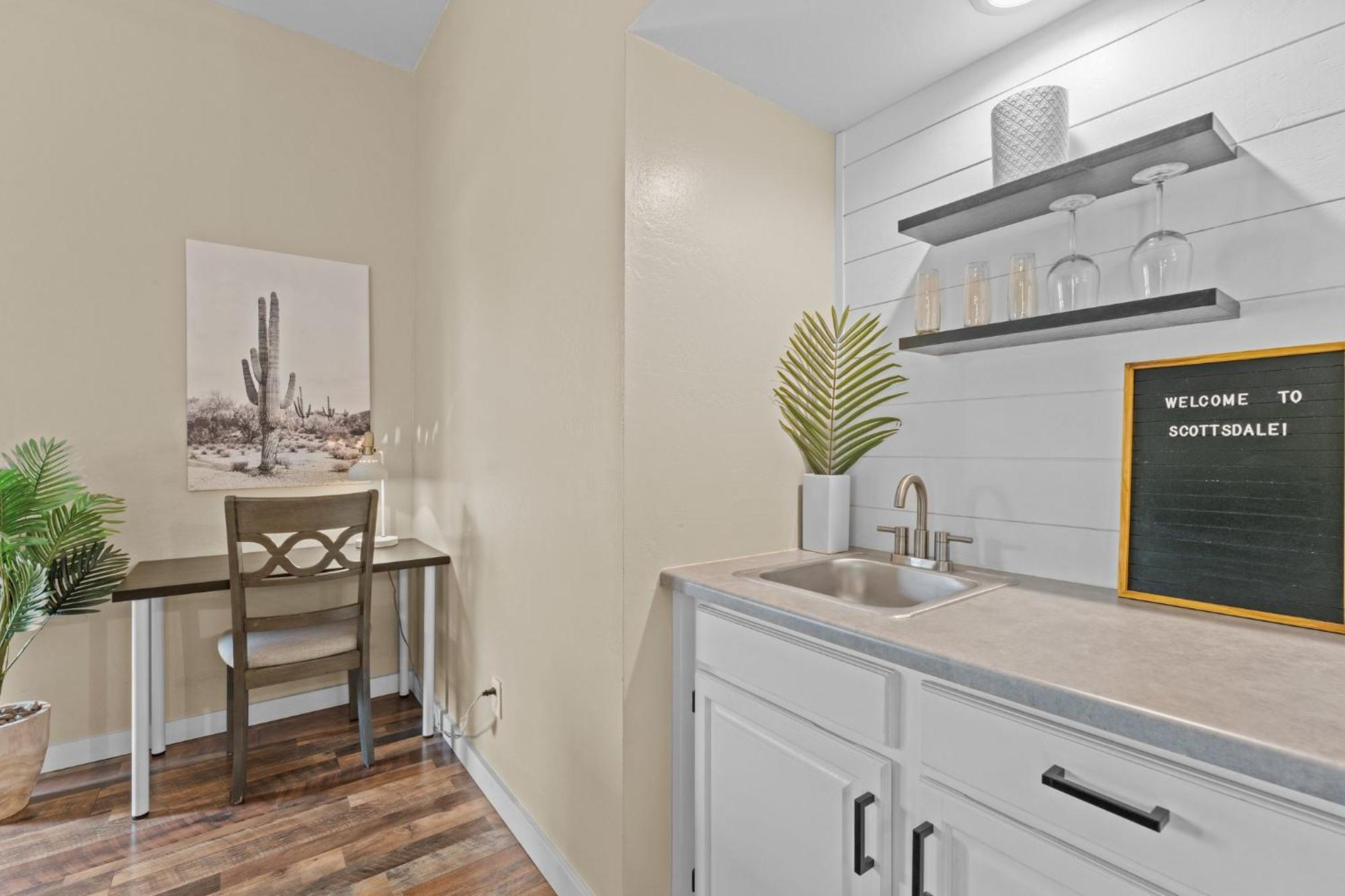 Snug 2br W Pool, Patio, Wd Near Old Town Holiday home *